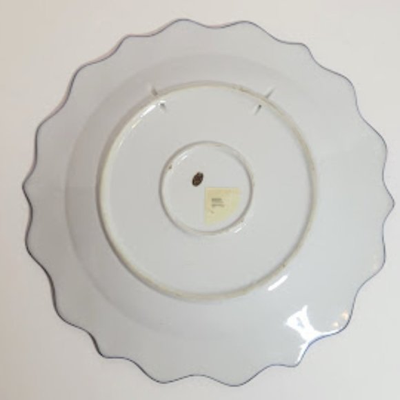 BLUE AND WHITE DECORATIVE PLATE FLORAL WITH BOW SCALLOPED EDGE 12" - Picture 4 of 4